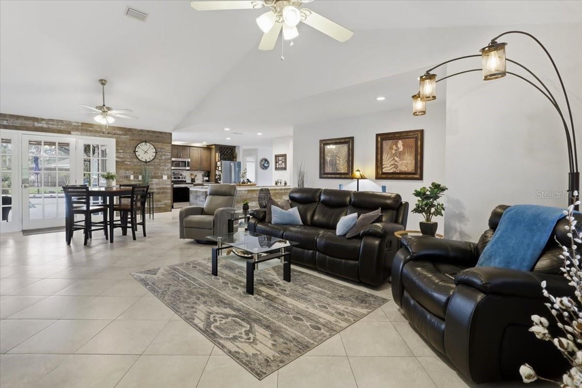 Photo 3 of 20: Living Room