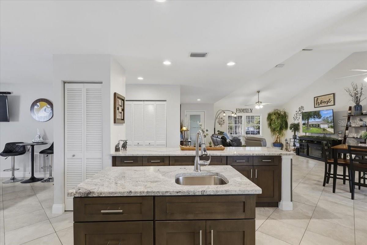 Photo 8 of 20: Kitchen-beautiful granite!