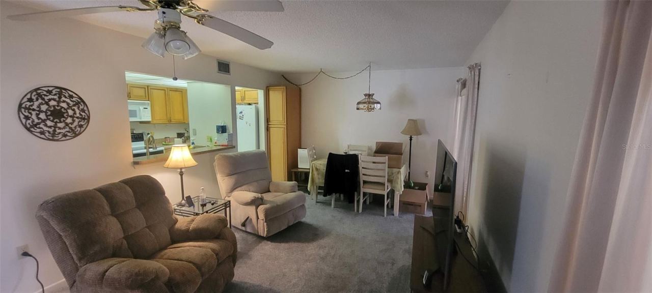 Photo 3 of 20: LIVING ROOM