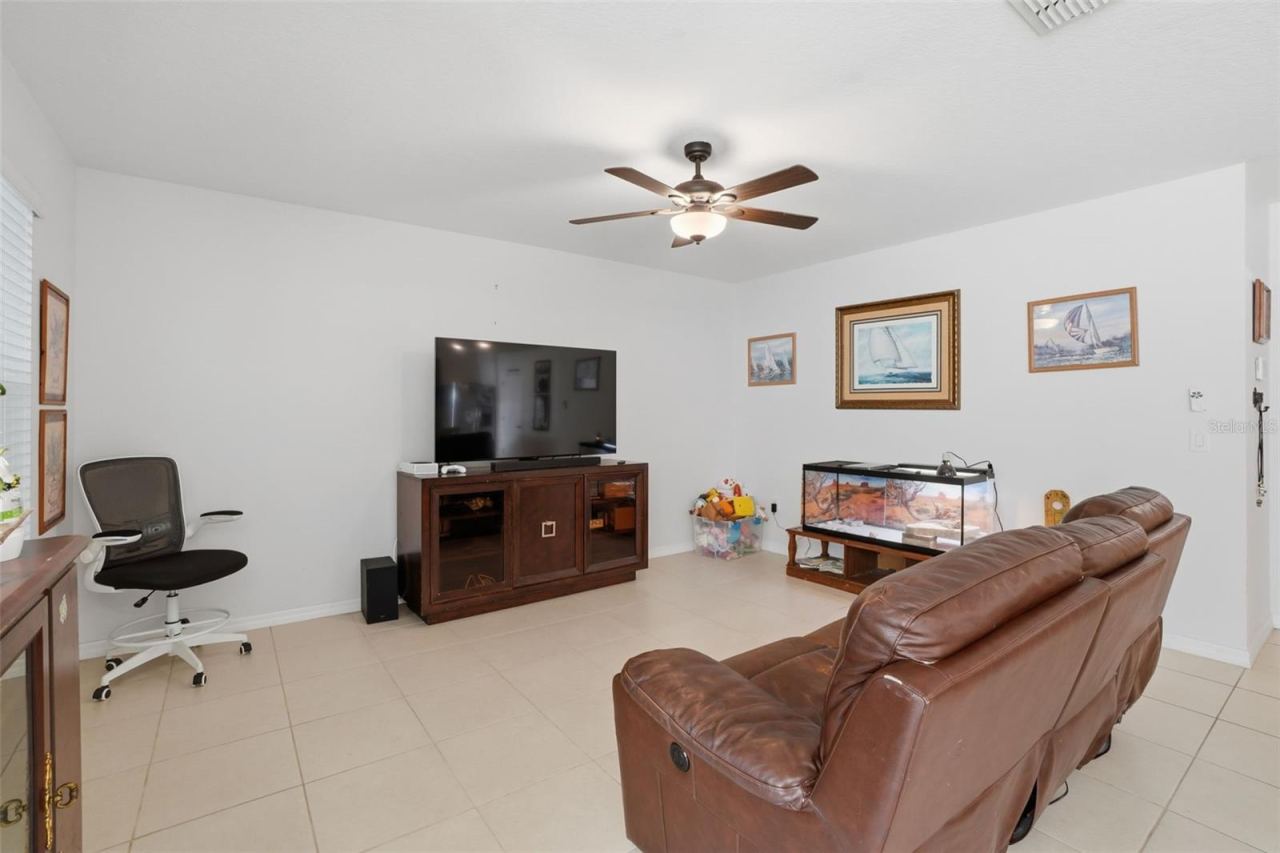 Photo 9 of 20: Living room