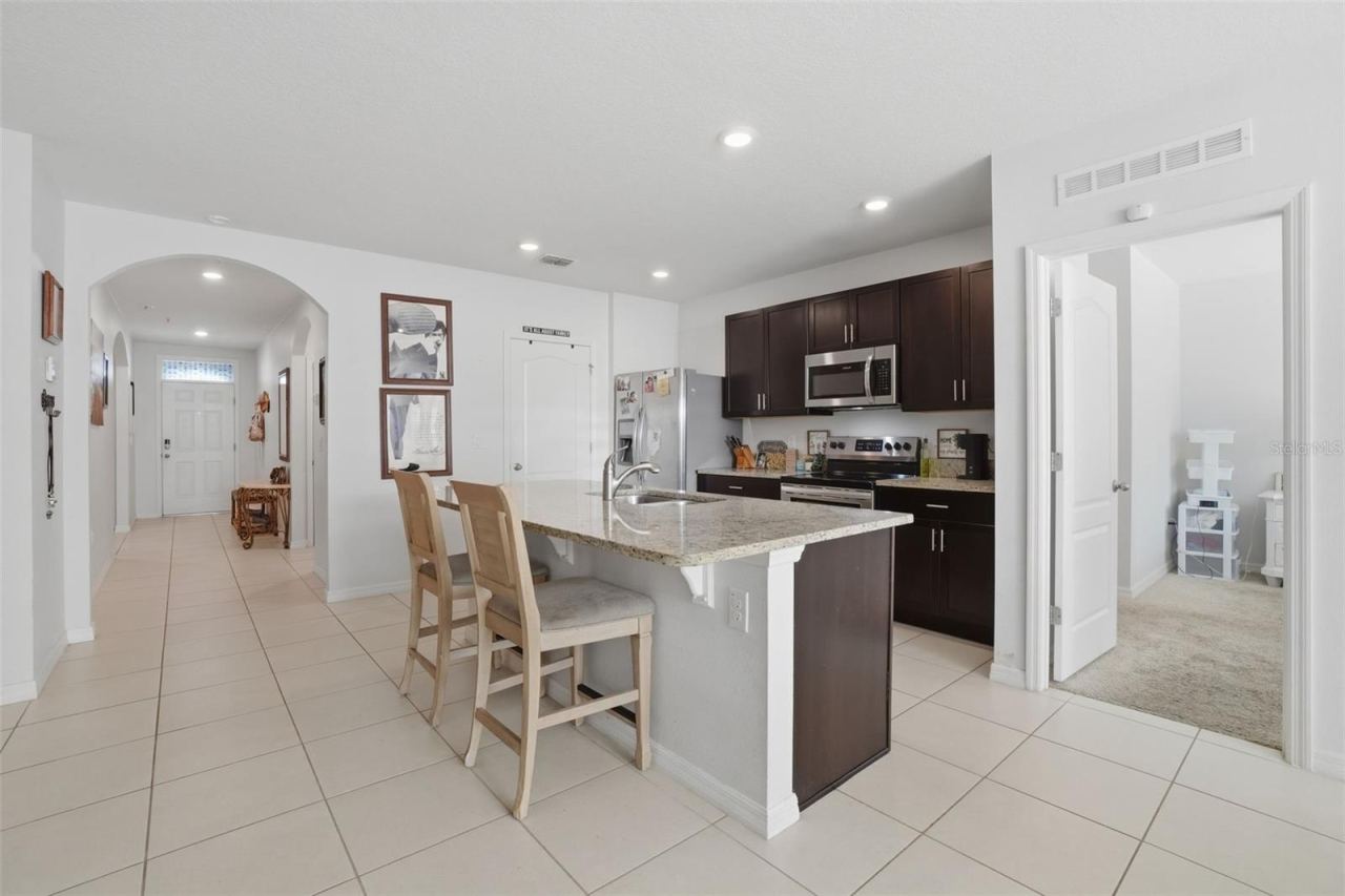Photo 4 of 20: Entry and kitchen area