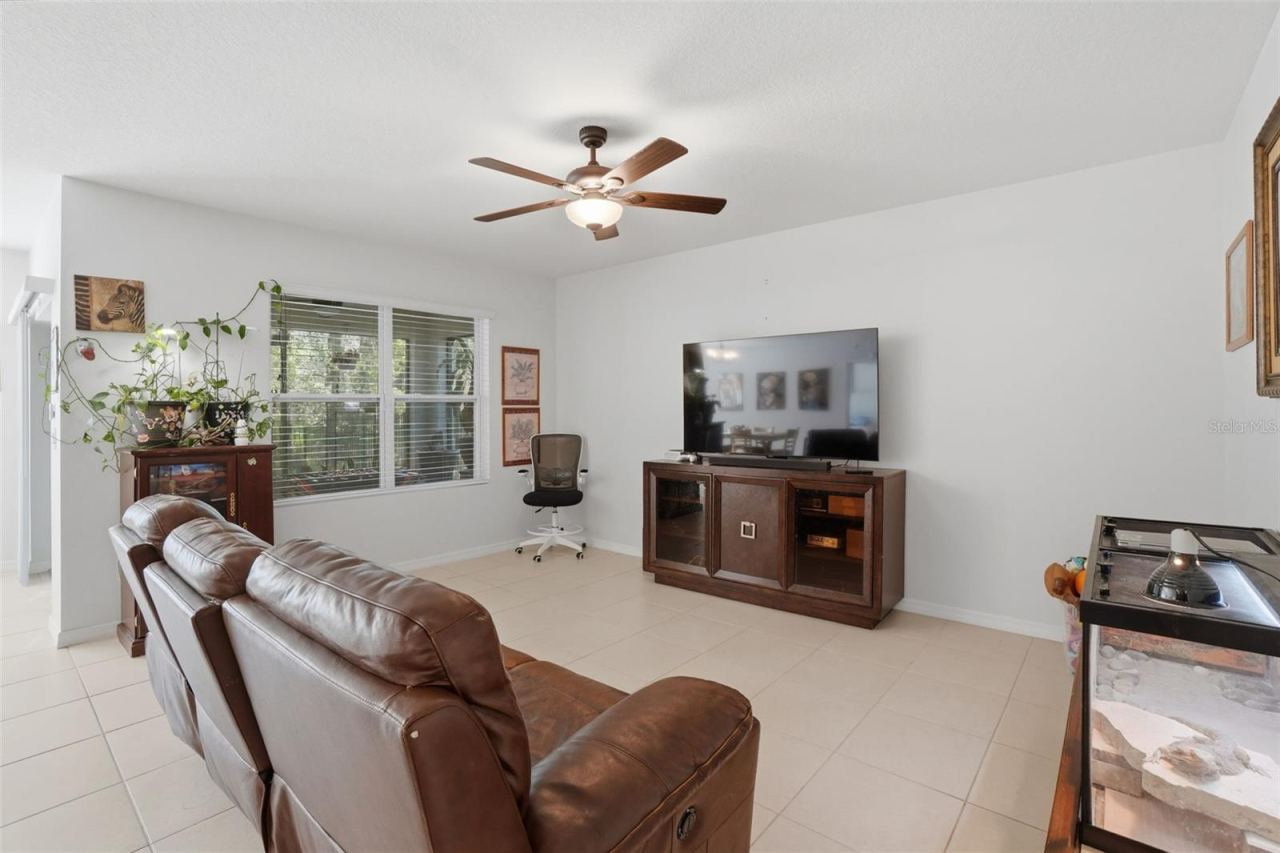 Photo 8 of 20: Living room