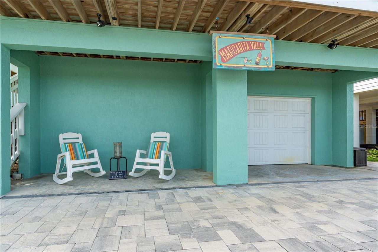 Photo 5 of 20: Front lower level seating area