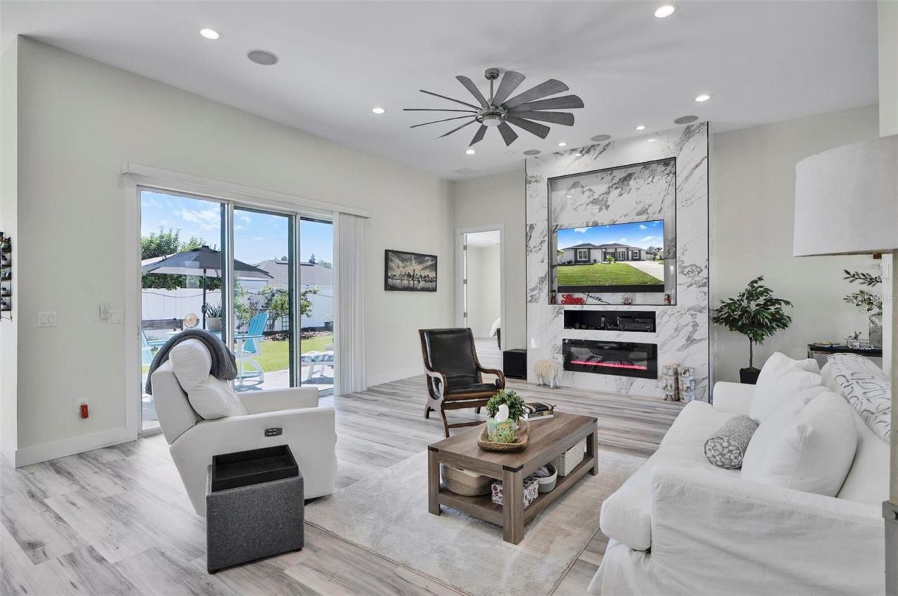Photo 12 of 20: SPACIOUS LIVING AREA OVERLOOKING THE LANAI
