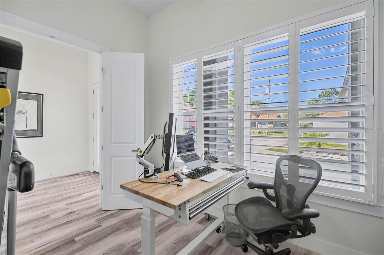 Photo 7 of 20: NATURAL LIGHTED OFFICE SPACE