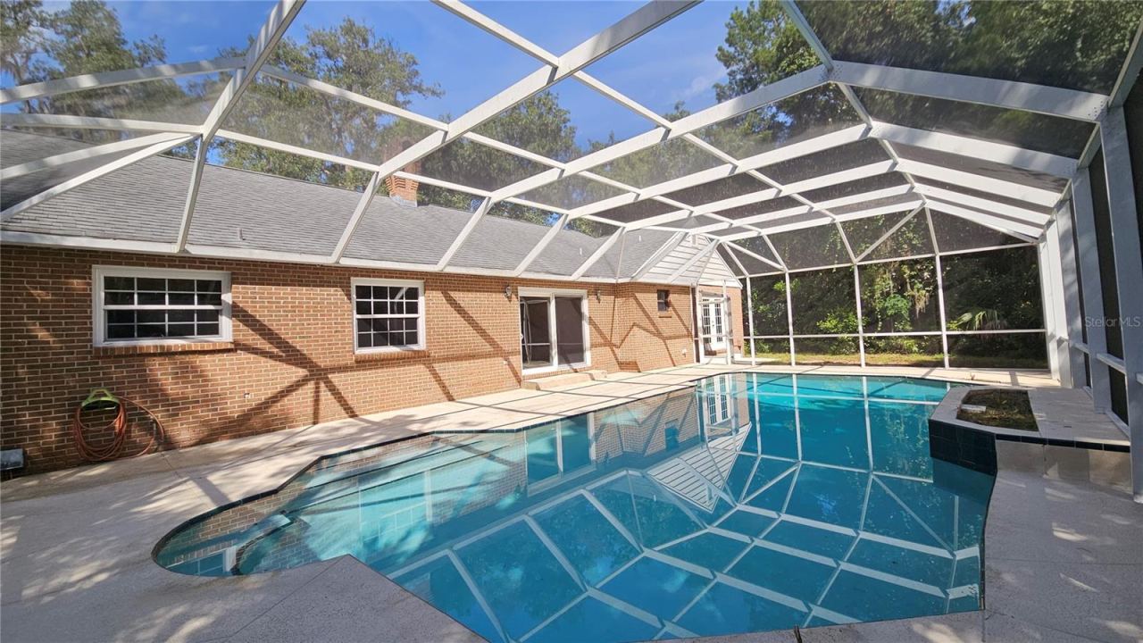 Photo 3 of 20: Rear/Screen Pool