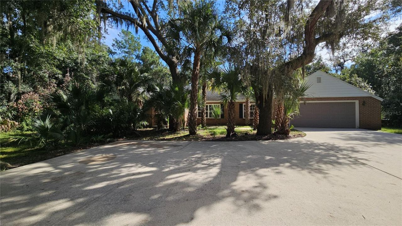 Photo 2 of 20: Front from the driveway