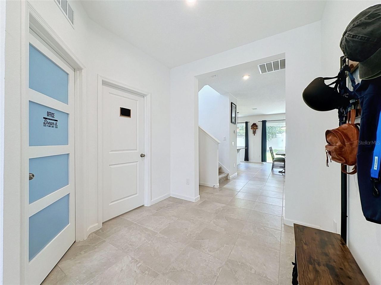 Photo 3 of 20: Entry Hallway