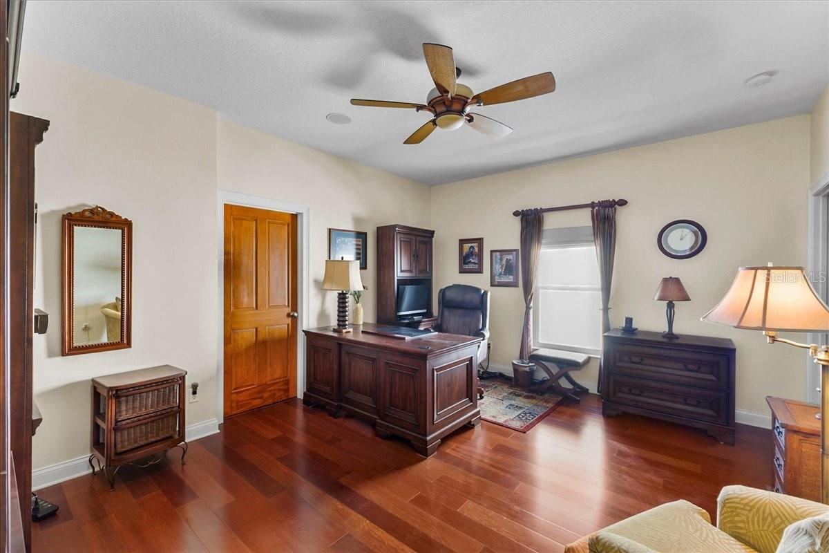 Photo 19 of 20: Seocnd floor office/bedroom with bath