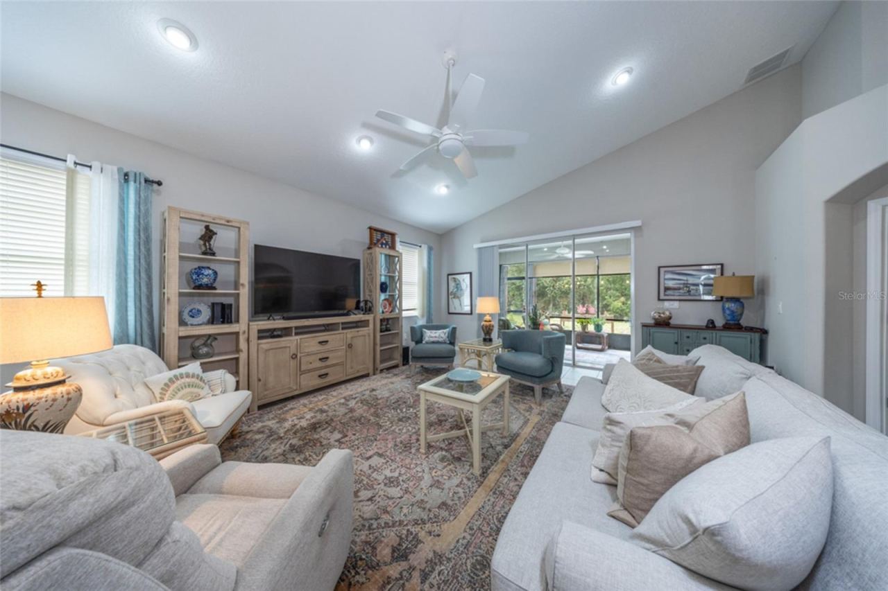 Photo 11 of 20: Family room