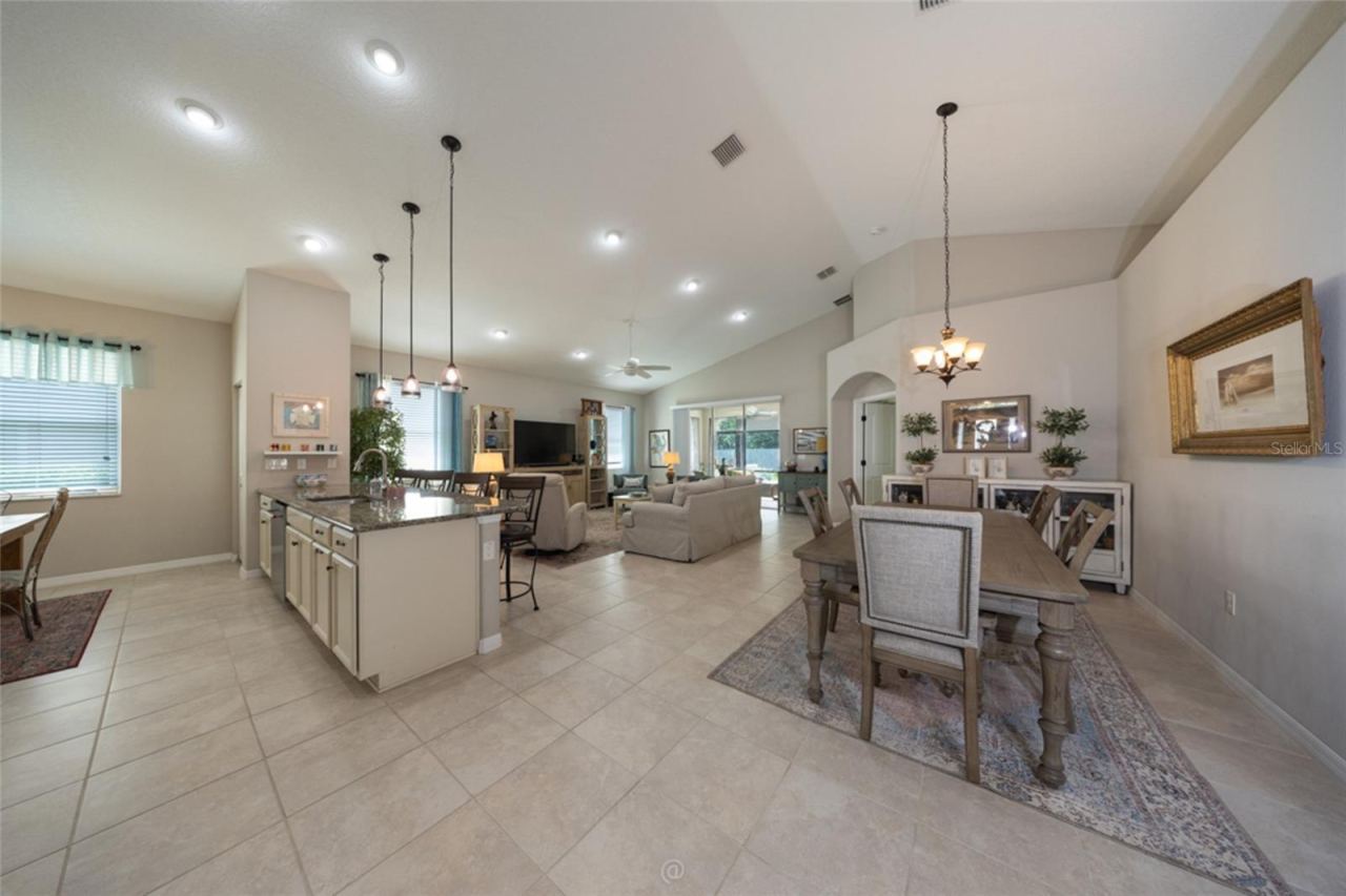 Photo 4 of 20: Family room & dining area