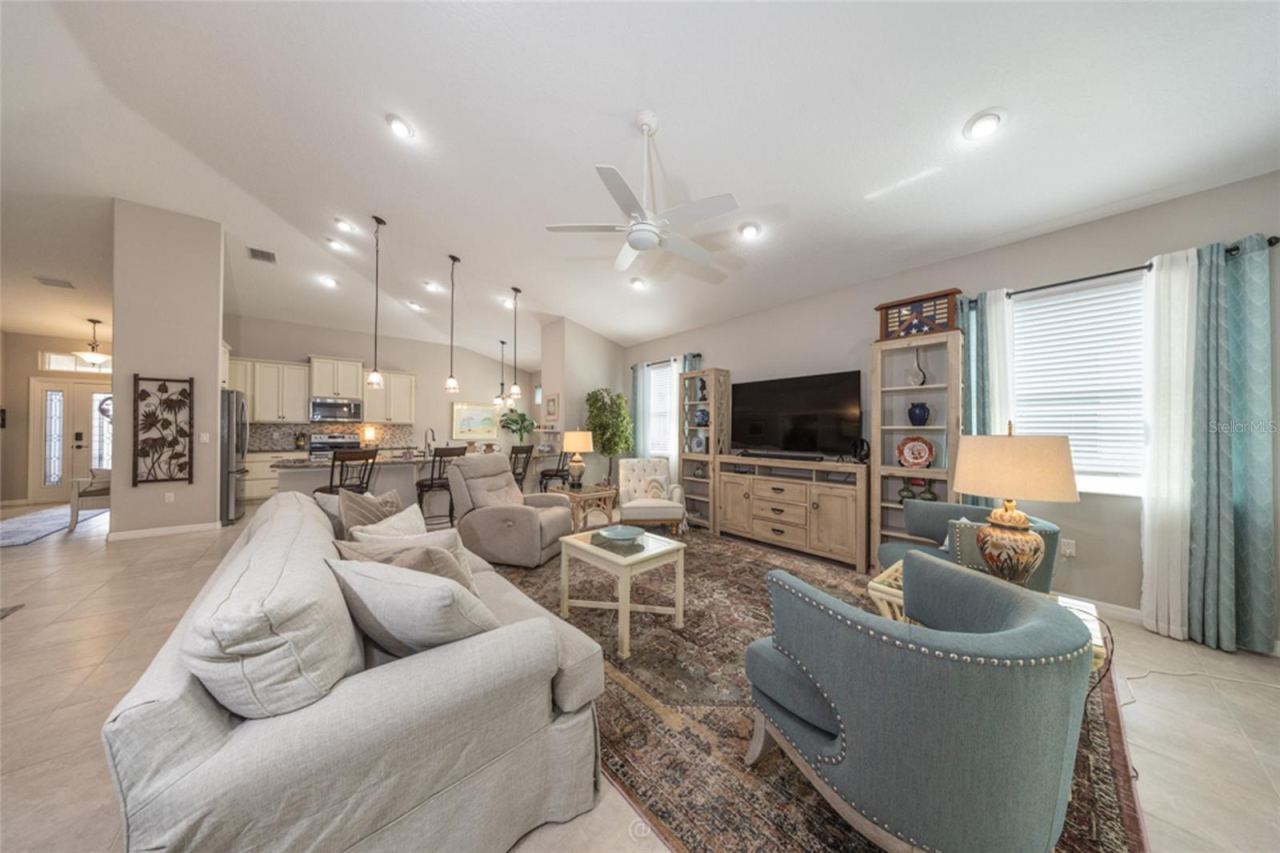 Photo 5 of 20: Family room