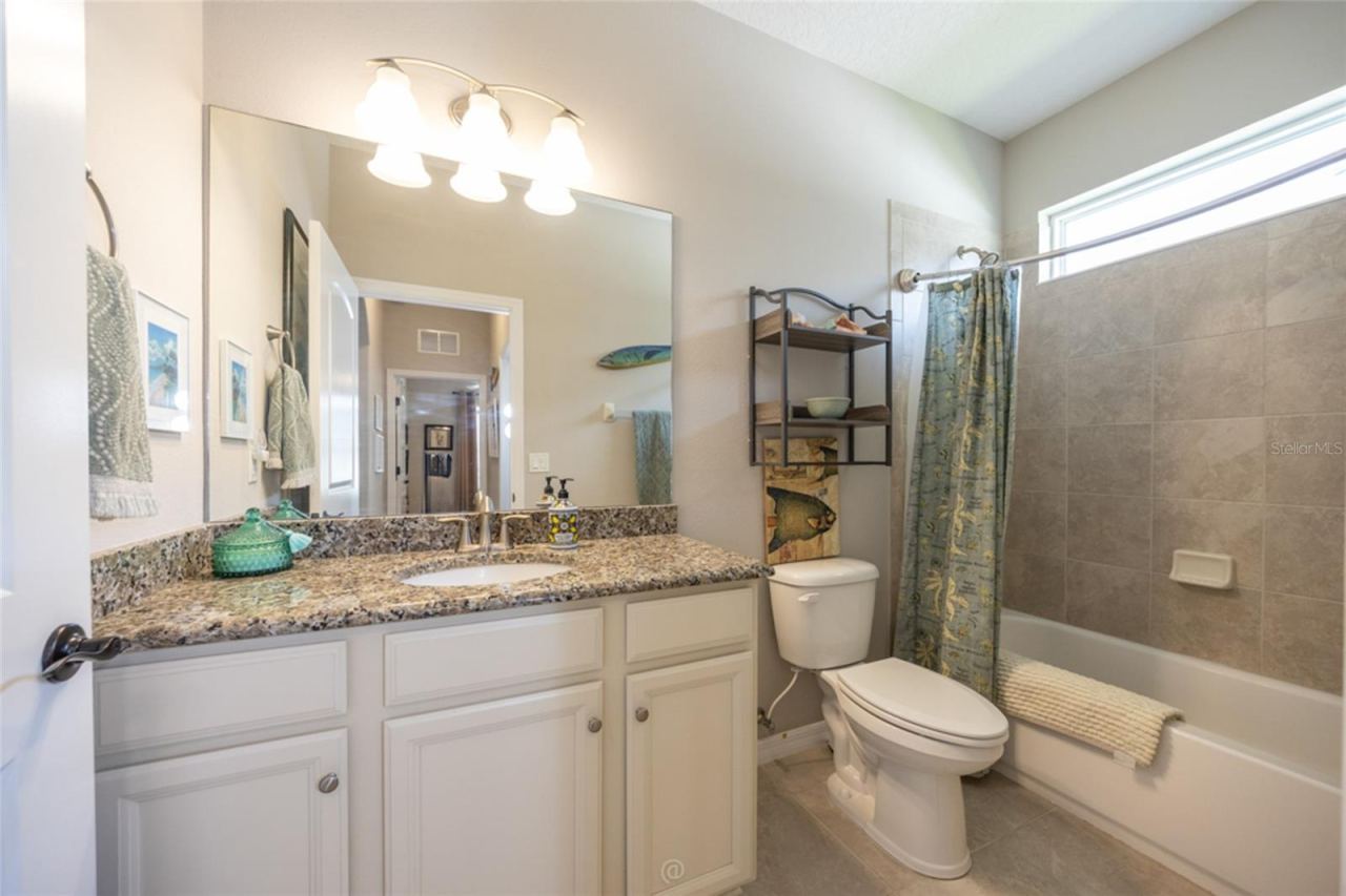Photo 18 of 20: Guest bathroom