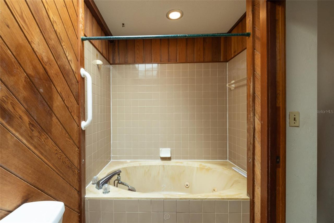 Photo 11 of 20: Main Bathroom