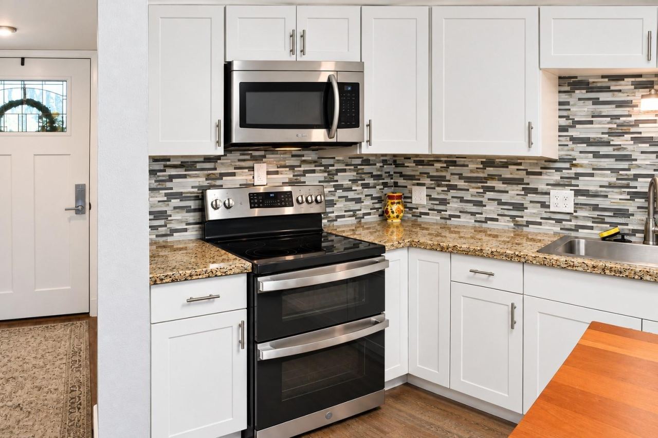 Photo 14 of 20: Kitchen & entry