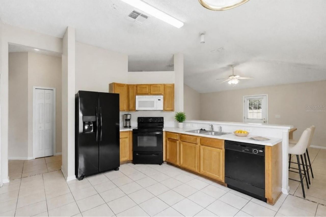 Photo 4 of 20: Virtually staged - kitchen