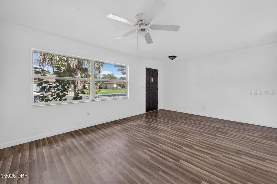 Photo 3 of 10: Living Room