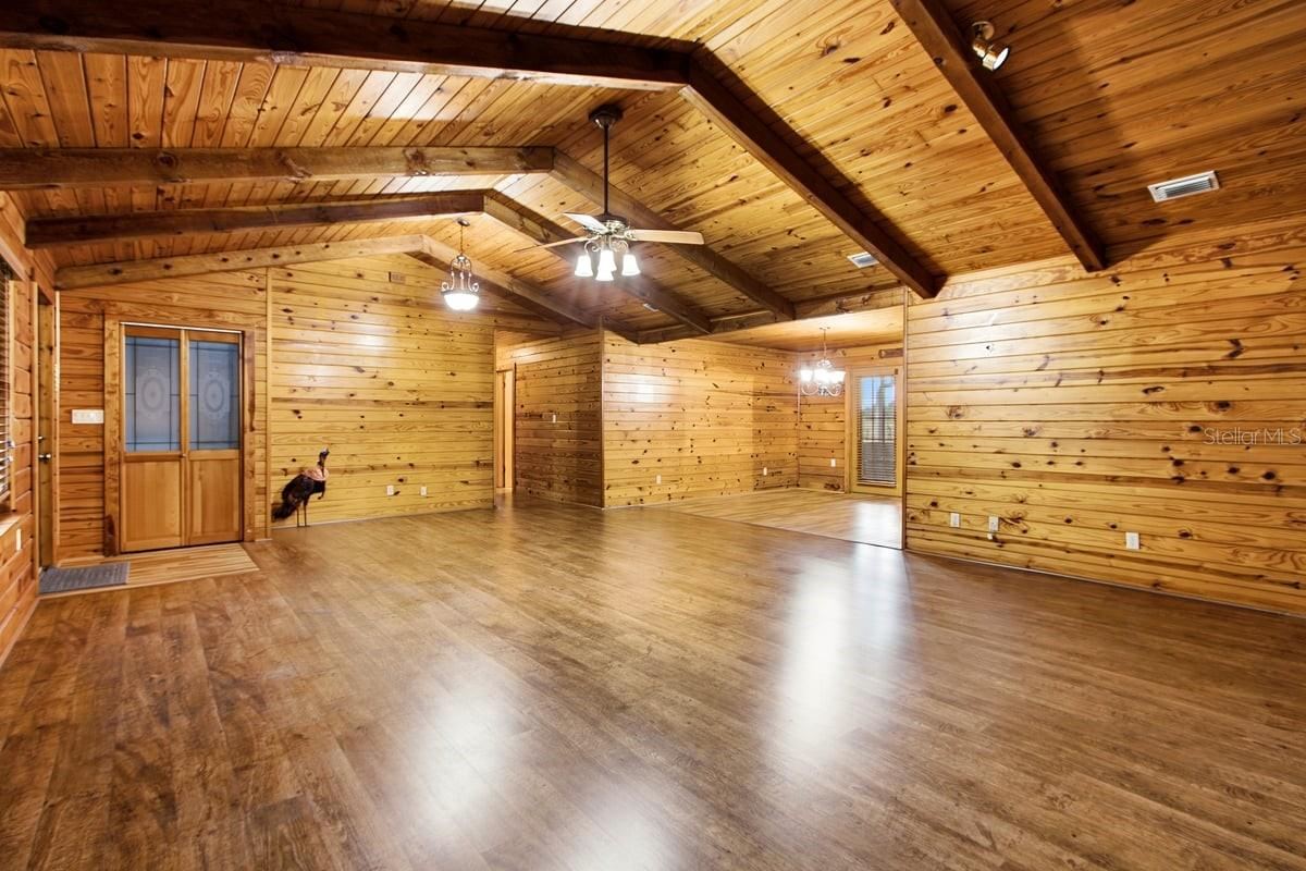 Photo 13 of 20: Beautiful wood beams