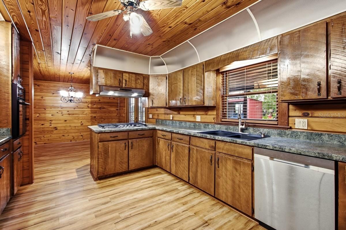 Photo 20 of 20: Another look at the kitchen w/ Dishwasher