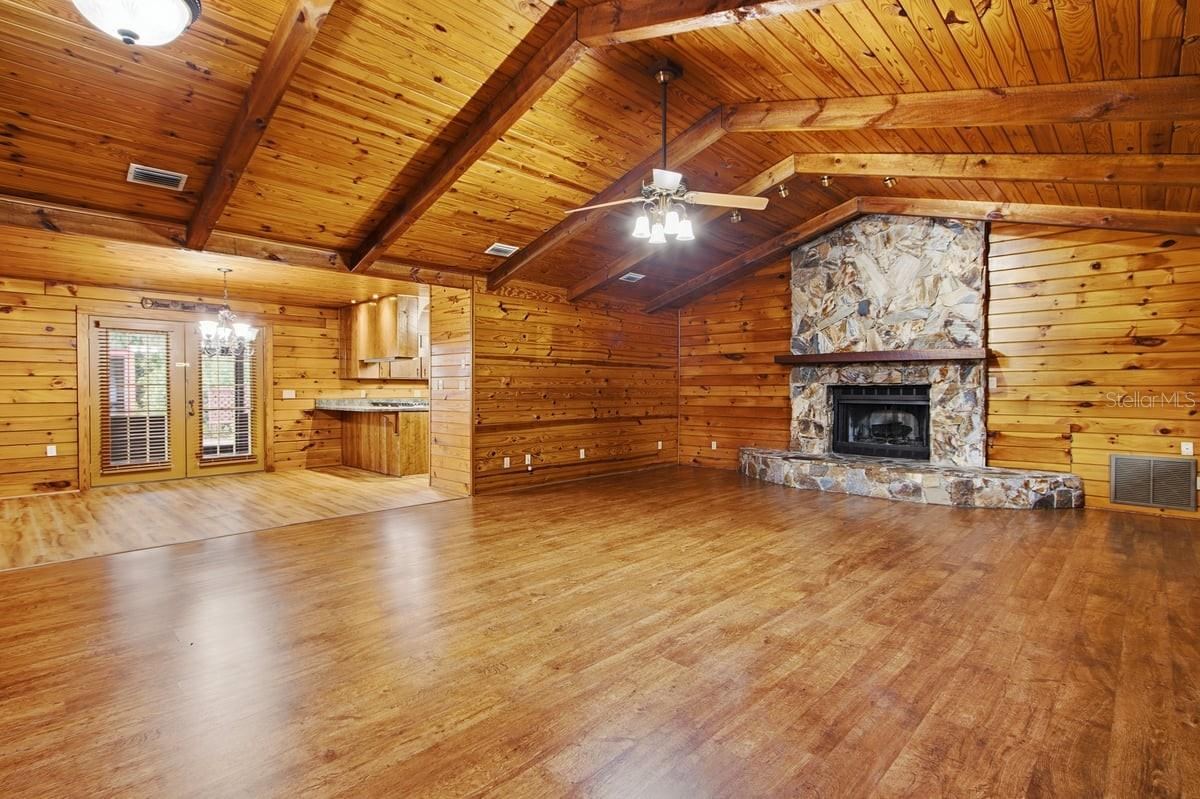 Photo 11 of 20: Family Room