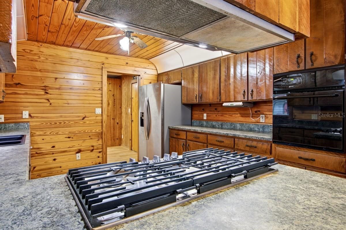 Photo 19 of 20: Wall Oven and lots of storage
