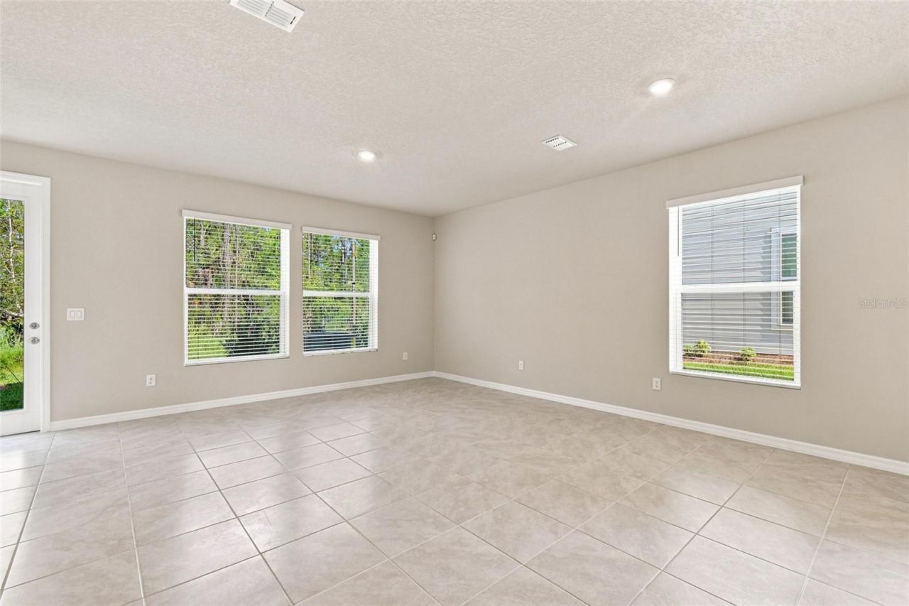 Photo 8 of 20: Family Room