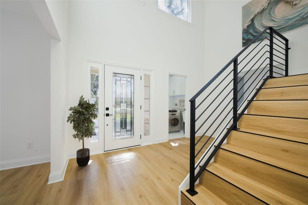 Photo 13 of 20: Foyer - Entry way