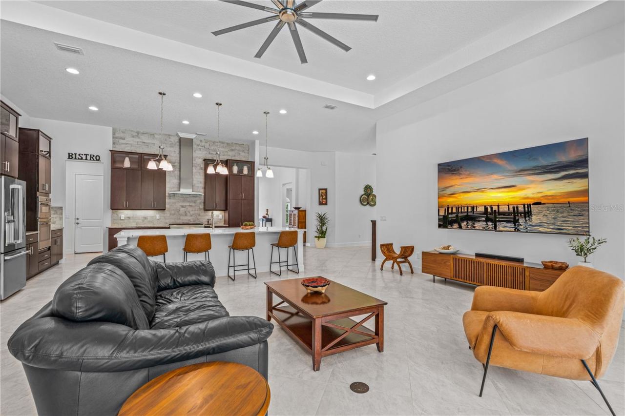 Photo 15 of 20: Family Room