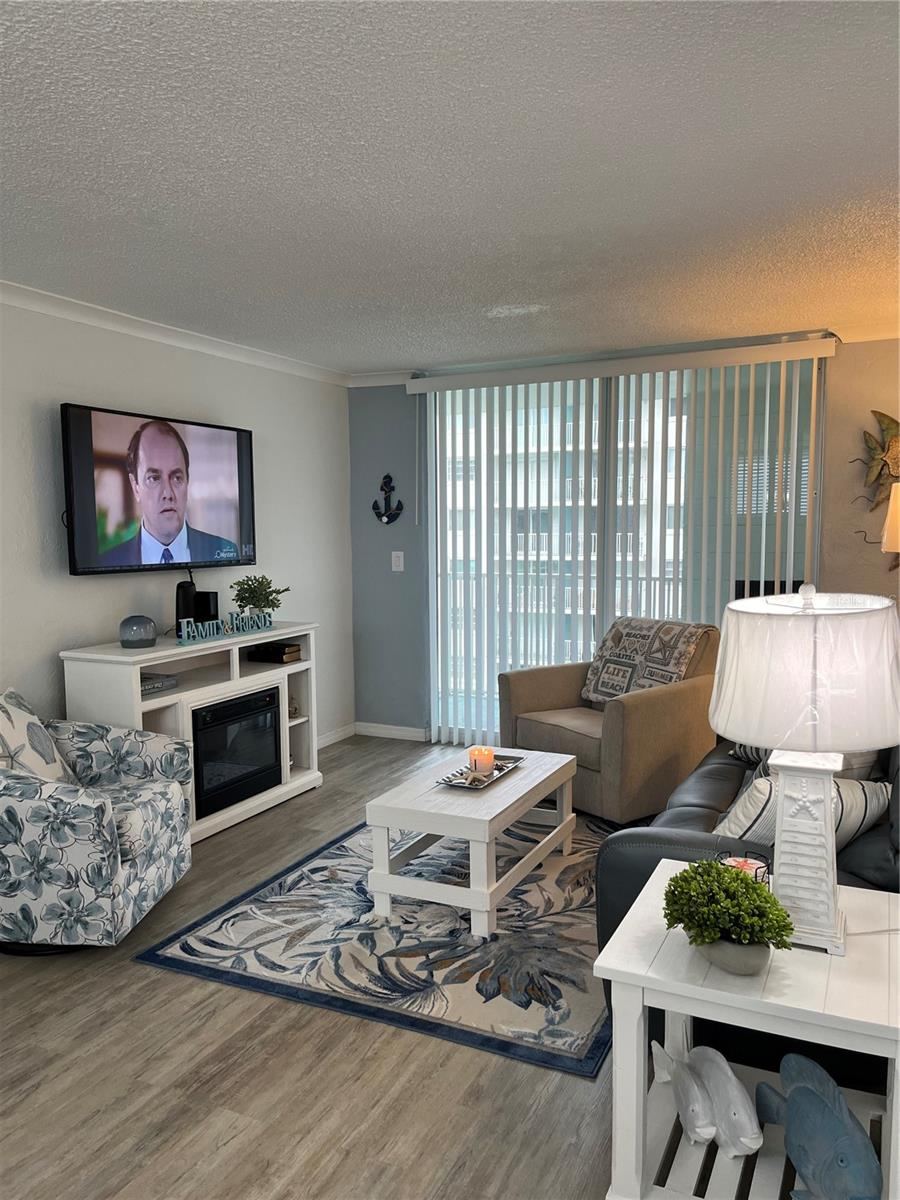 Photo 3 of 10: Living Room