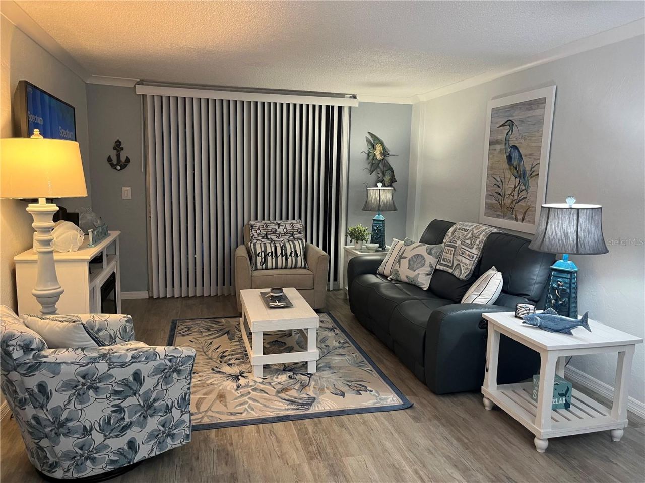 Photo 2 of 10: Living Room