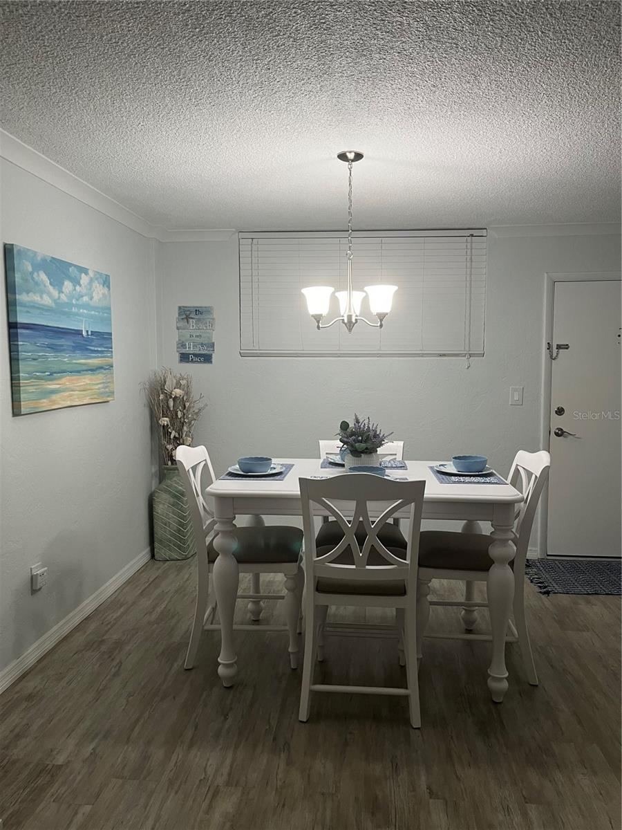 Photo 5 of 10: Dining Room