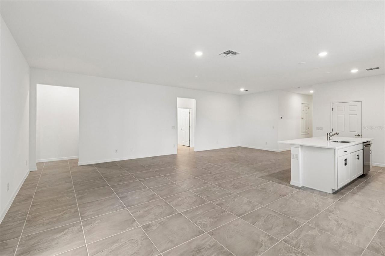 Photo 12 of 20: Great Room / Dining Area