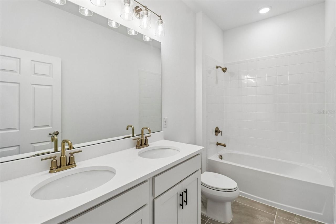 Photo 16 of 20: Hall Bath #2