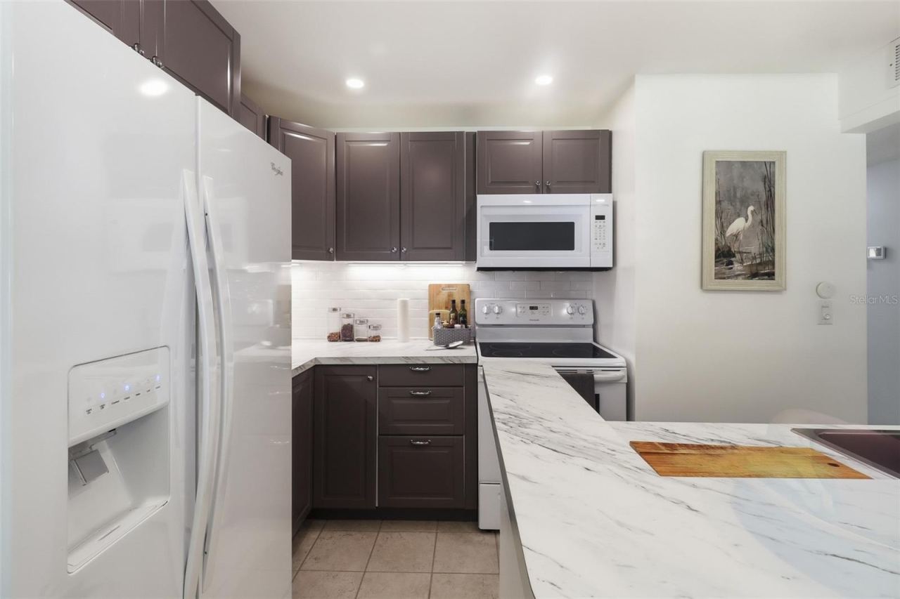 Photo 5 of 20: Updated cabinets and appliances!