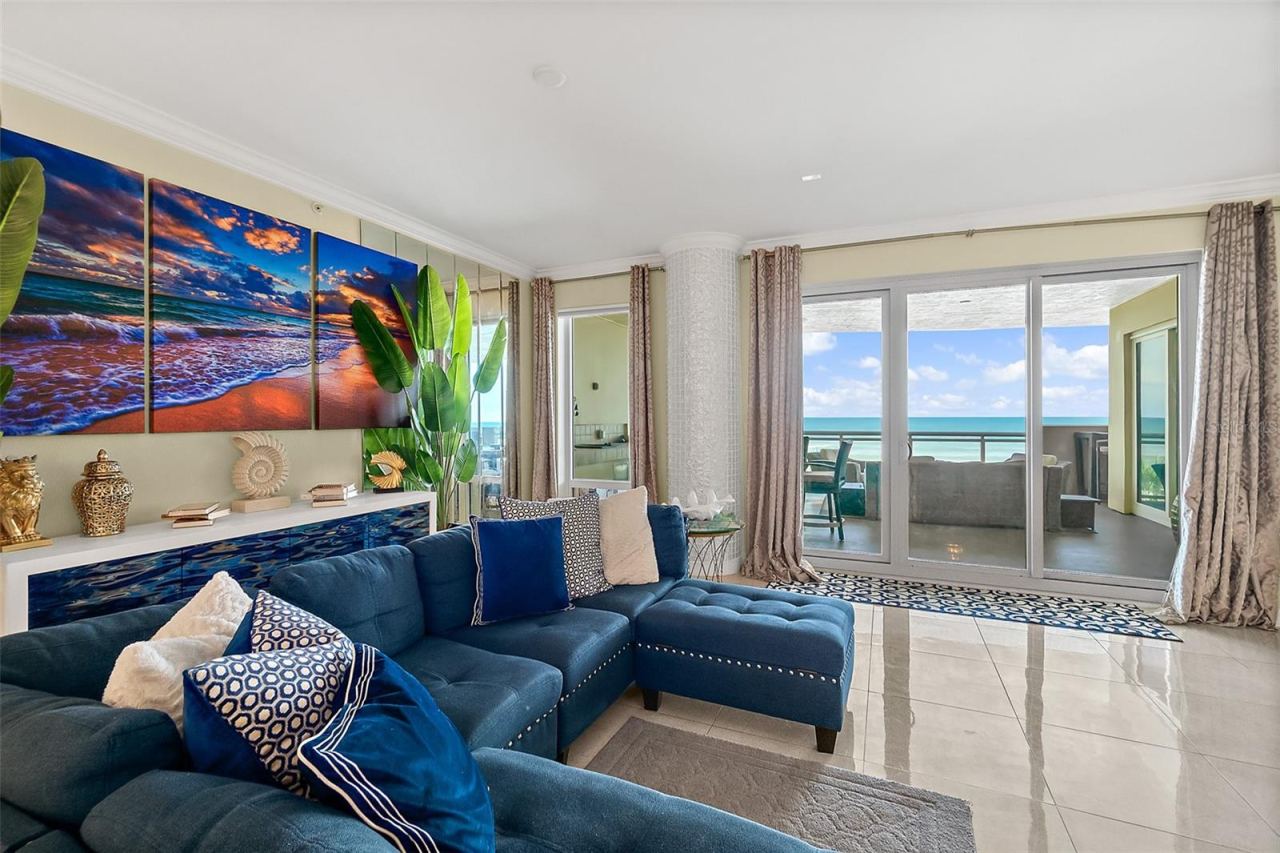 Photo 6 of 20: Spacious living room