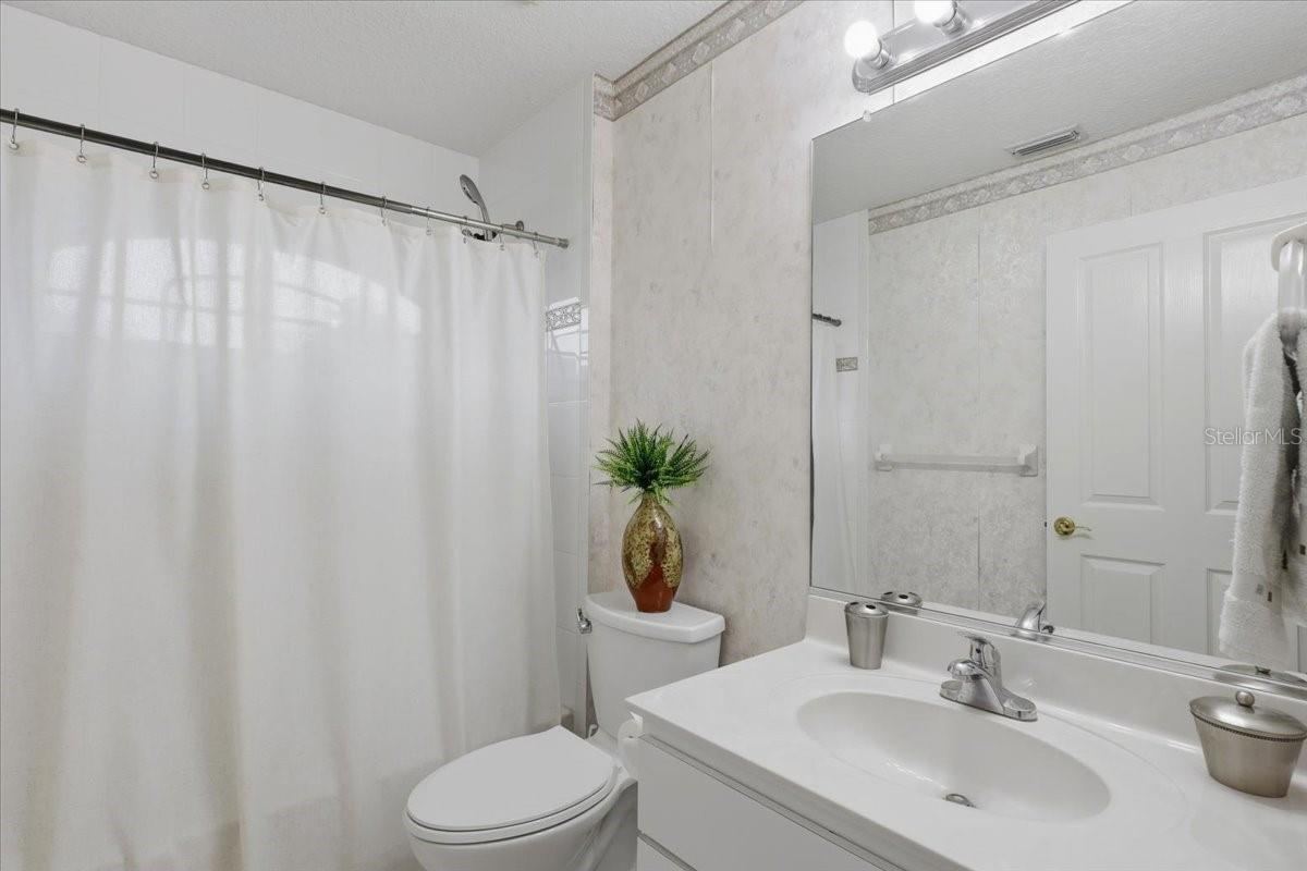 Photo 17 of 20: Hall Bathroom
