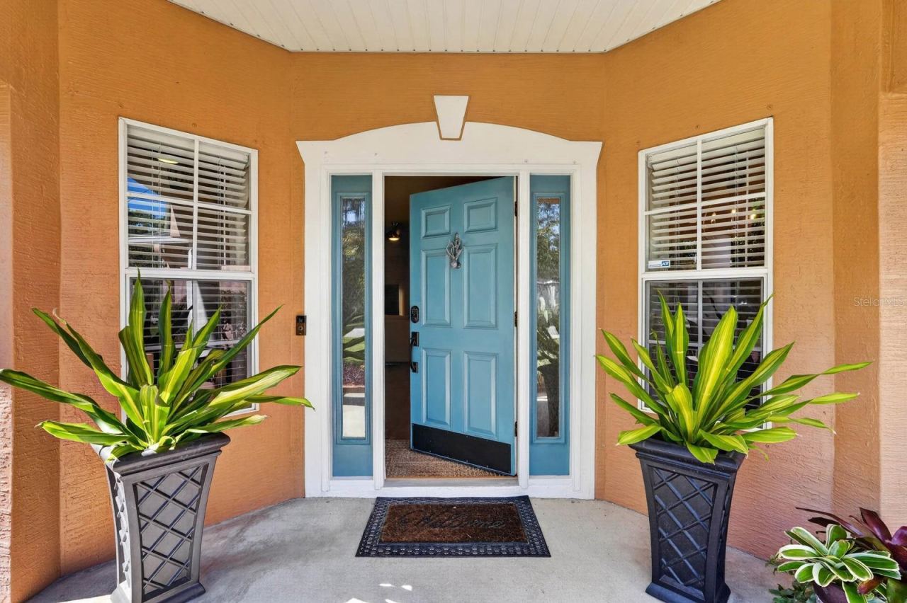 Photo 3 of 20: Welcoming covered front patio
