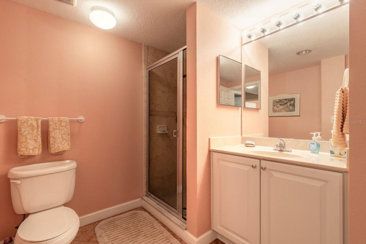 Photo 11 of 20: Full Guest Bath
