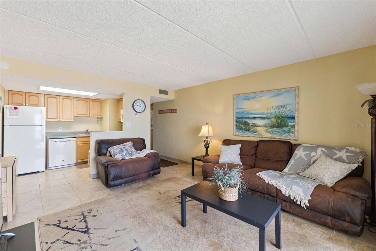 Photo 13 of 20: Turn-key all furnishings convey with property
