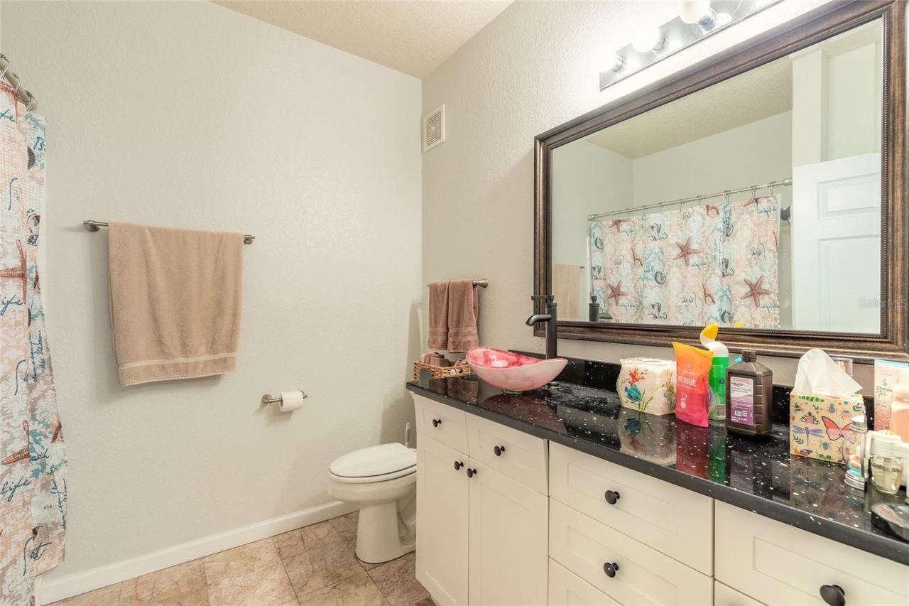 Photo 17 of 20: Bathroom 2