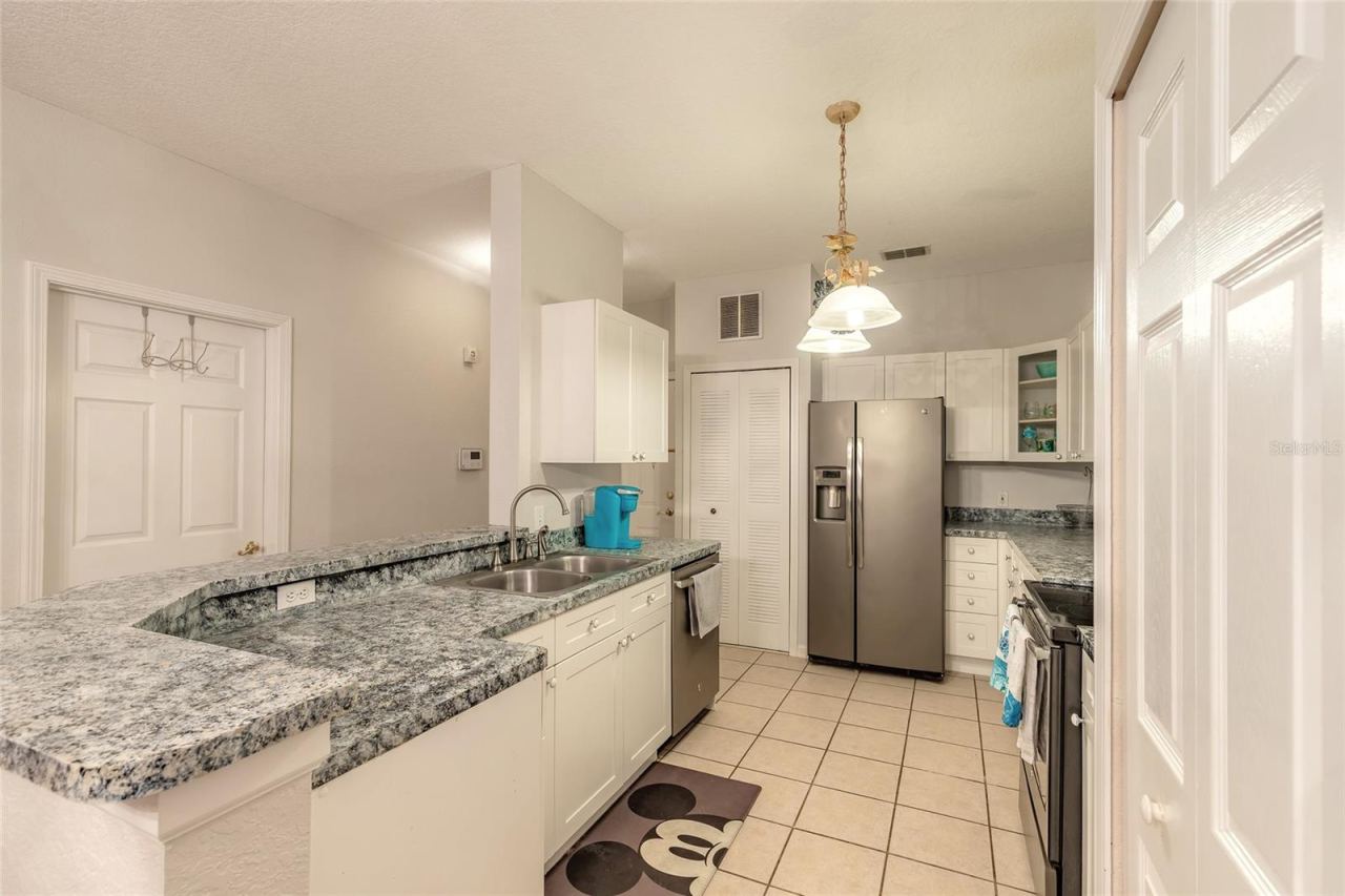 Photo 11 of 20: Good size upgraded kitchen