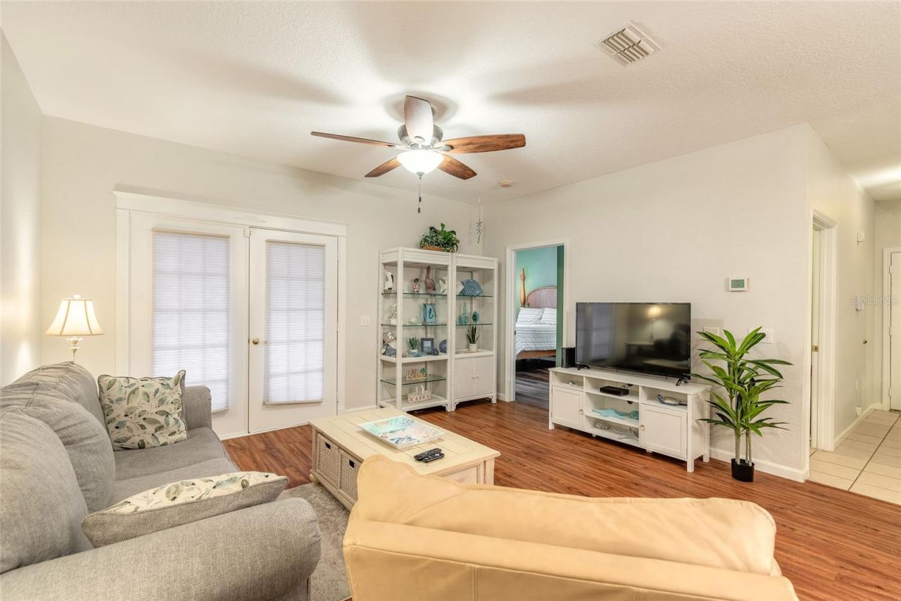 Photo 8 of 20: Large living room