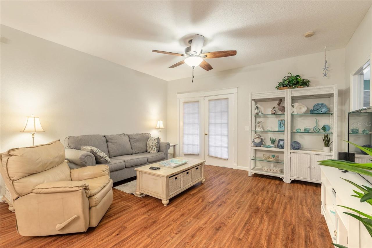 Photo 7 of 20: Large living room