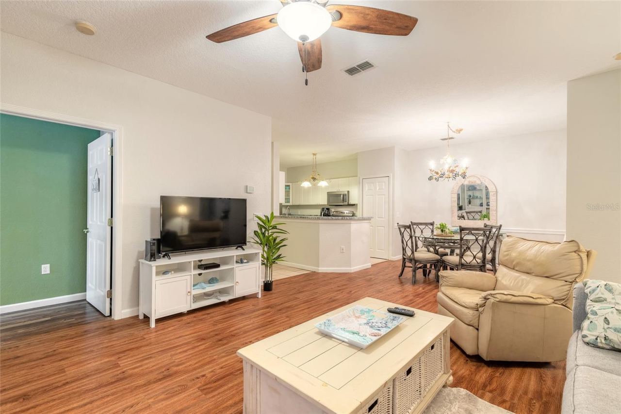 Photo 6 of 20: Large living room