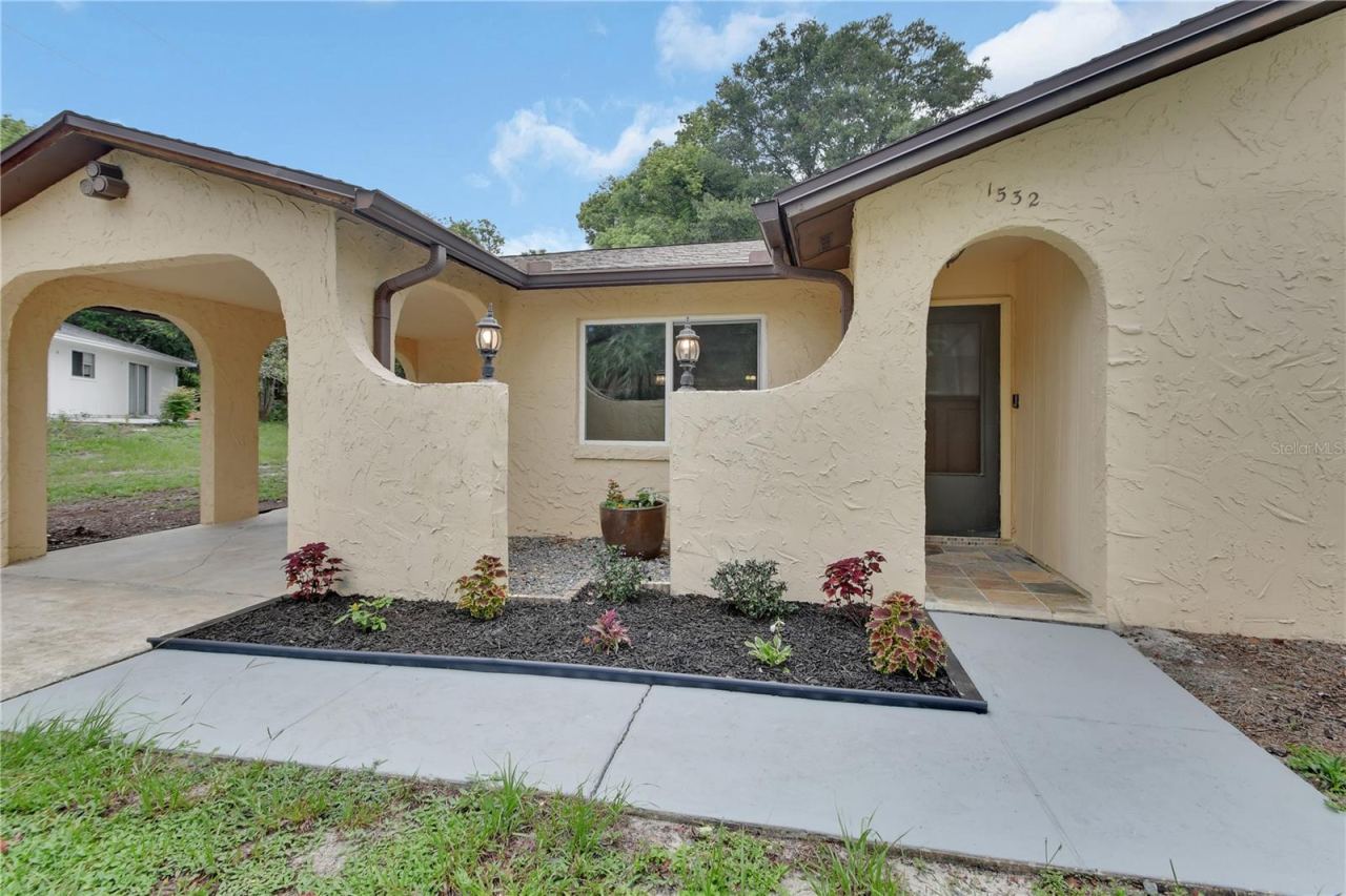 Photo 2 of 20: Front entry