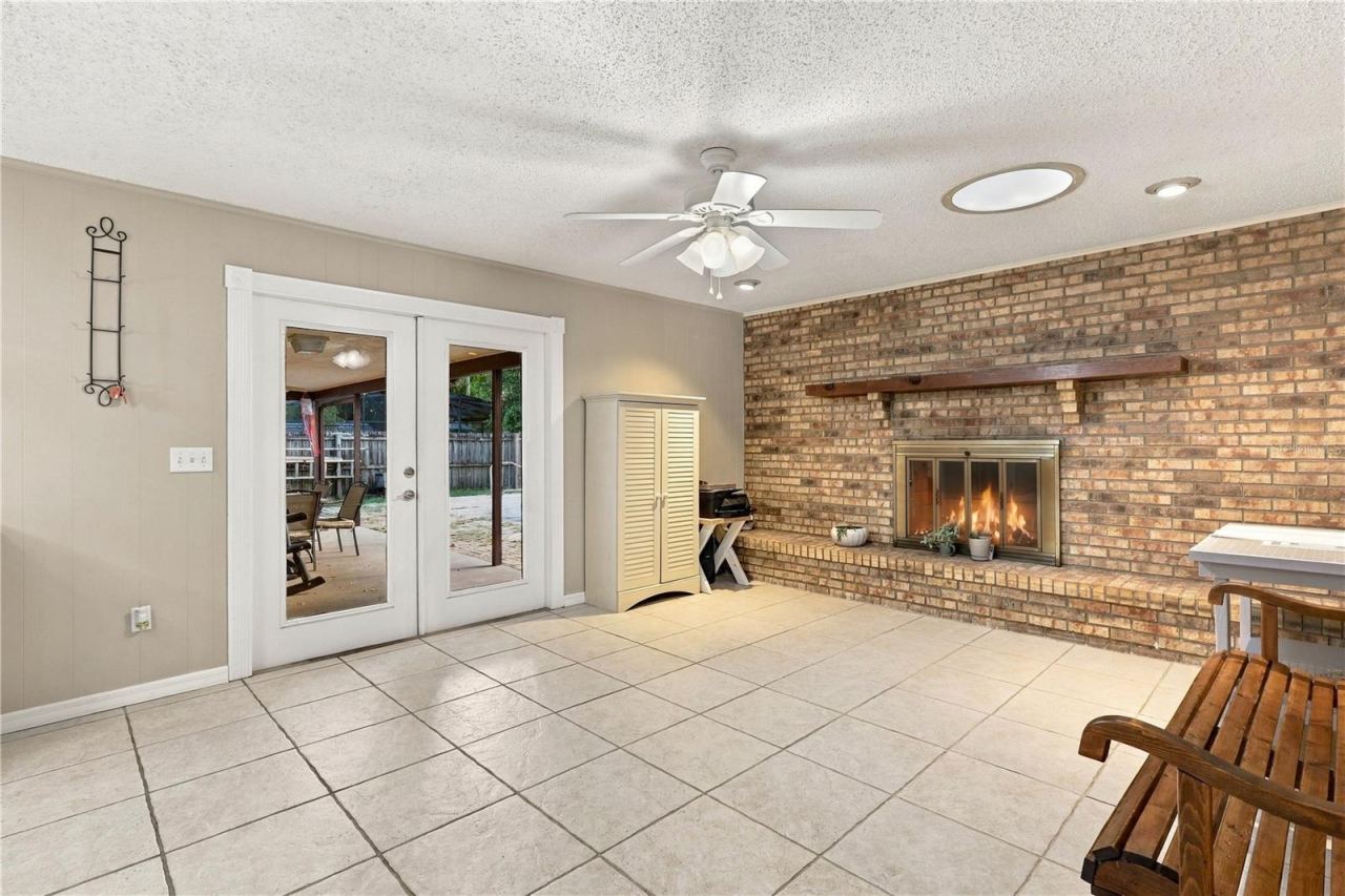Photo 5 of 20: Family Room