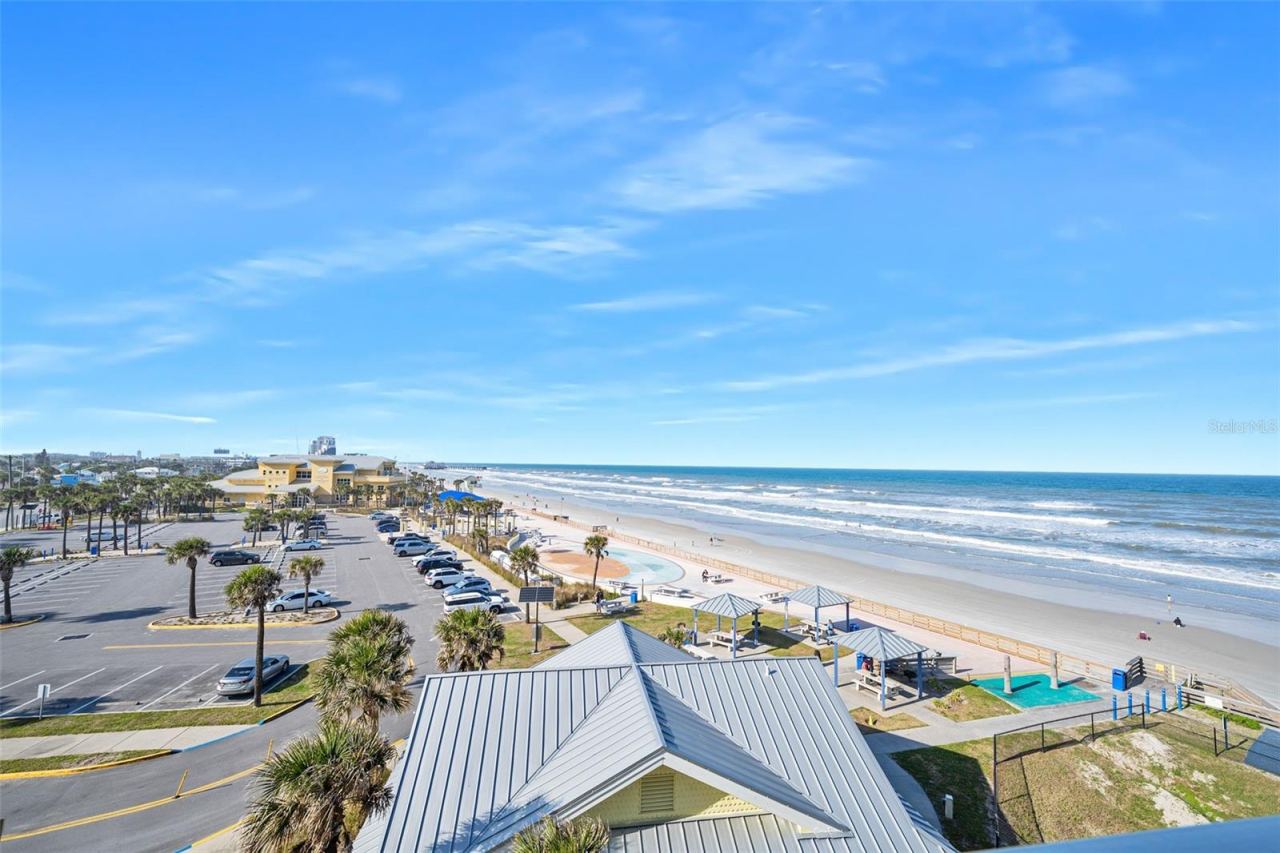 Photo 17 of 20: Beach parking next door gives unobstructed water views