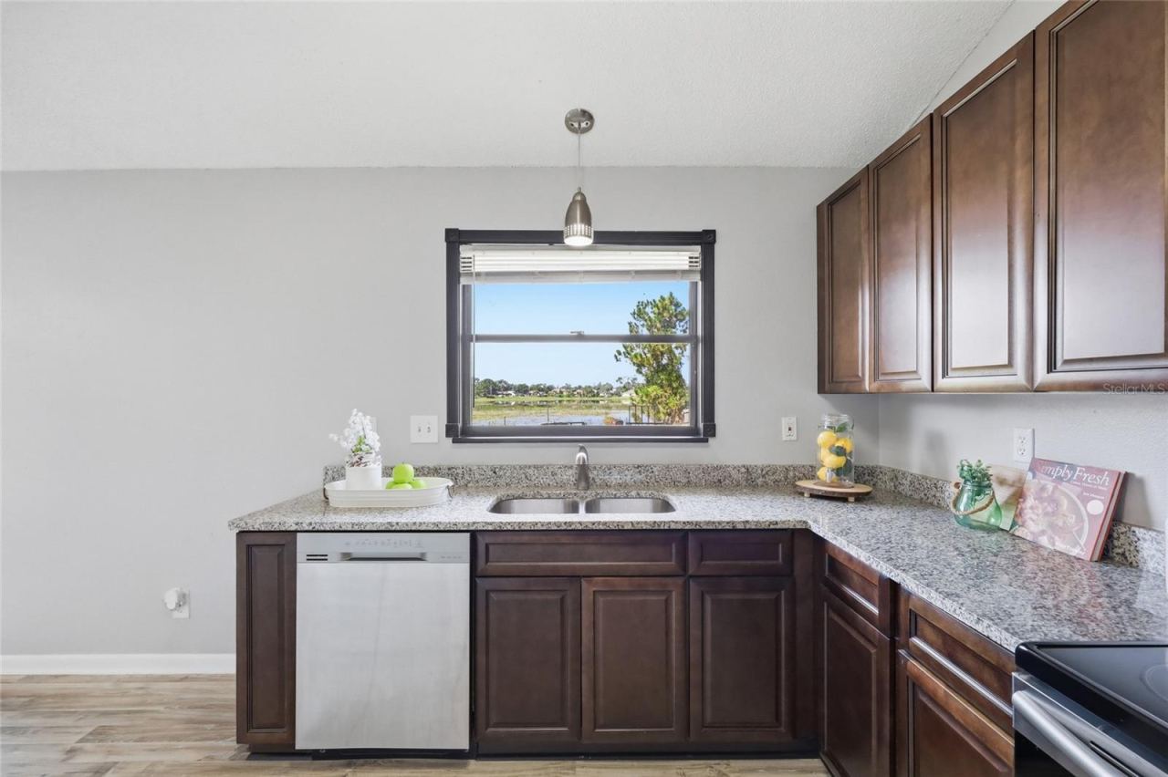 Photo 16 of 20: Kitchen w/view to the back yard and lake