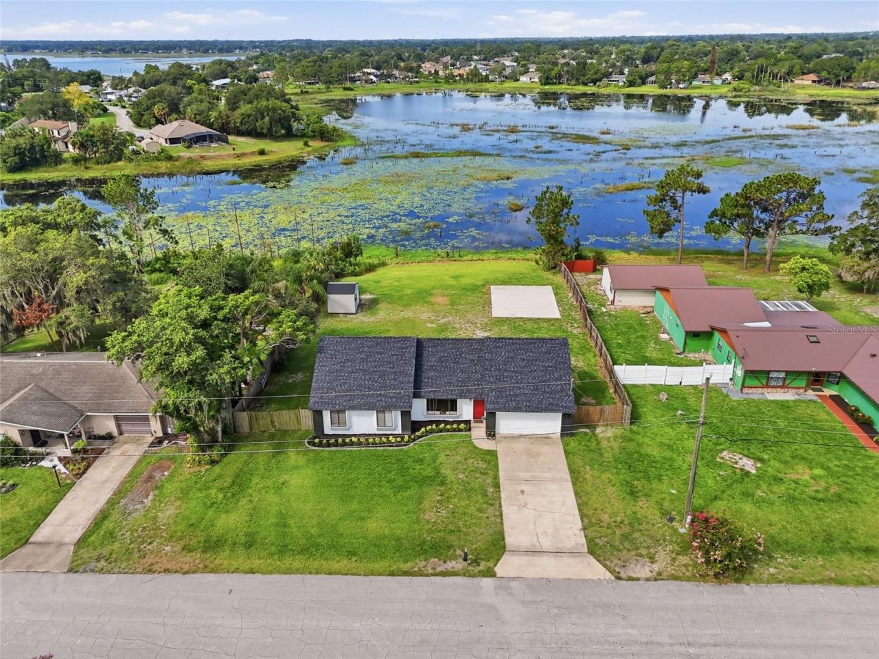 Photo 3 of 20: Front of the house w/view to the lake and backyard