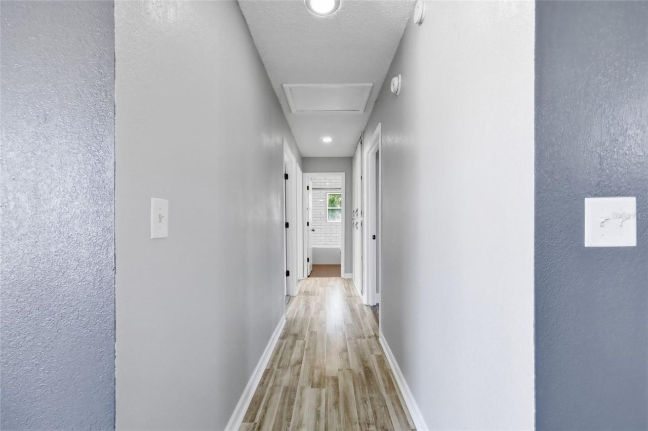 Photo 19 of 20: Hallway leading to bedrooms and bathroom #2